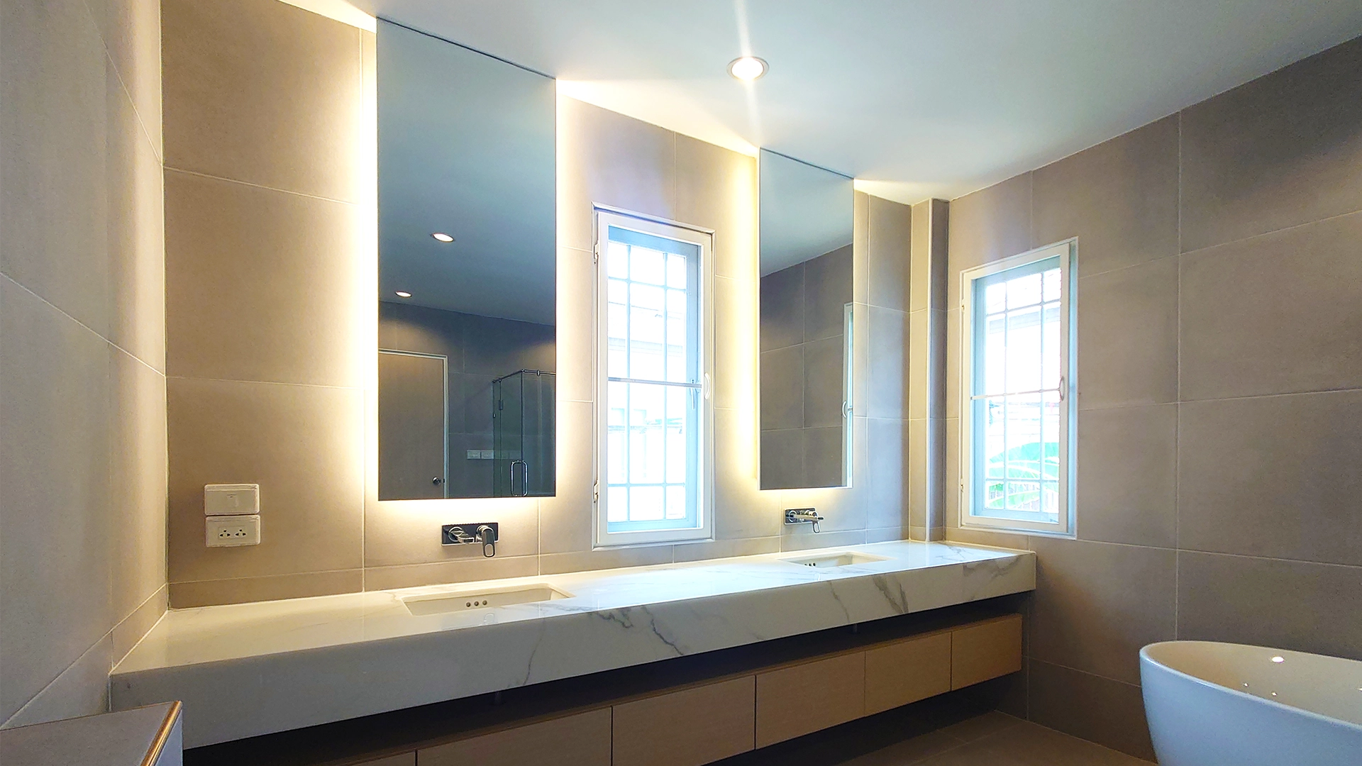 Kulphan Athena – <br> A Renaissance of Time and Texture